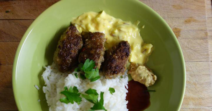 Cevapcici mit Reis und Zwiebel-Senf-Sauce