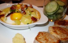 Schweinemedaillons mit Kartoffel-Ei-Pfännchen und Gurkensalat