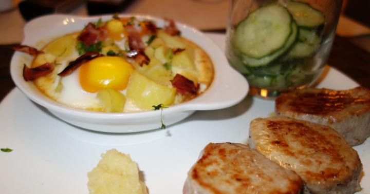 Schweinemedaillons mit Kartoffel-Ei-Pfännchen und Gurkensalat