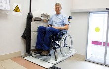 Mit dem Rollstuhllift Barrieren überwinden
