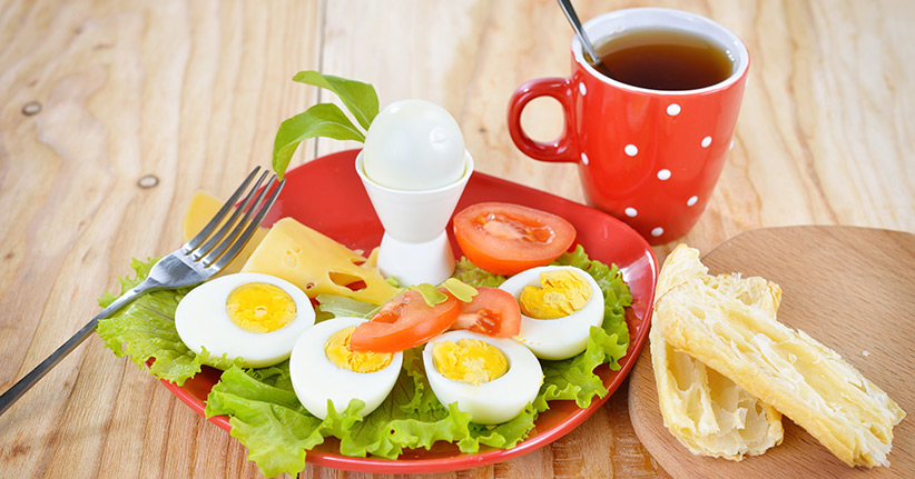 Frühstück mit reichlich Eiweiß senkt Gewicht