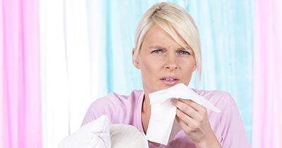 Die Symptome einer Hausstaubmilbenallergie unterscheiden sich kaum von denen eines Heuschnupfens und werden oftmals mit jenen verwechselt.