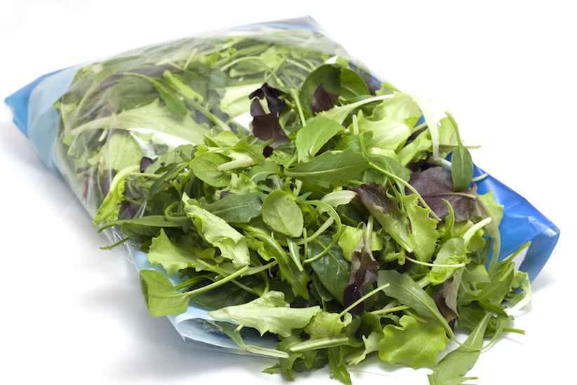 Salat aus Plastikbeutel