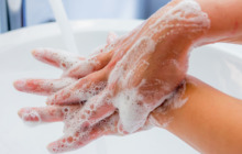 Lieber Hände waschen statt desinfizieren